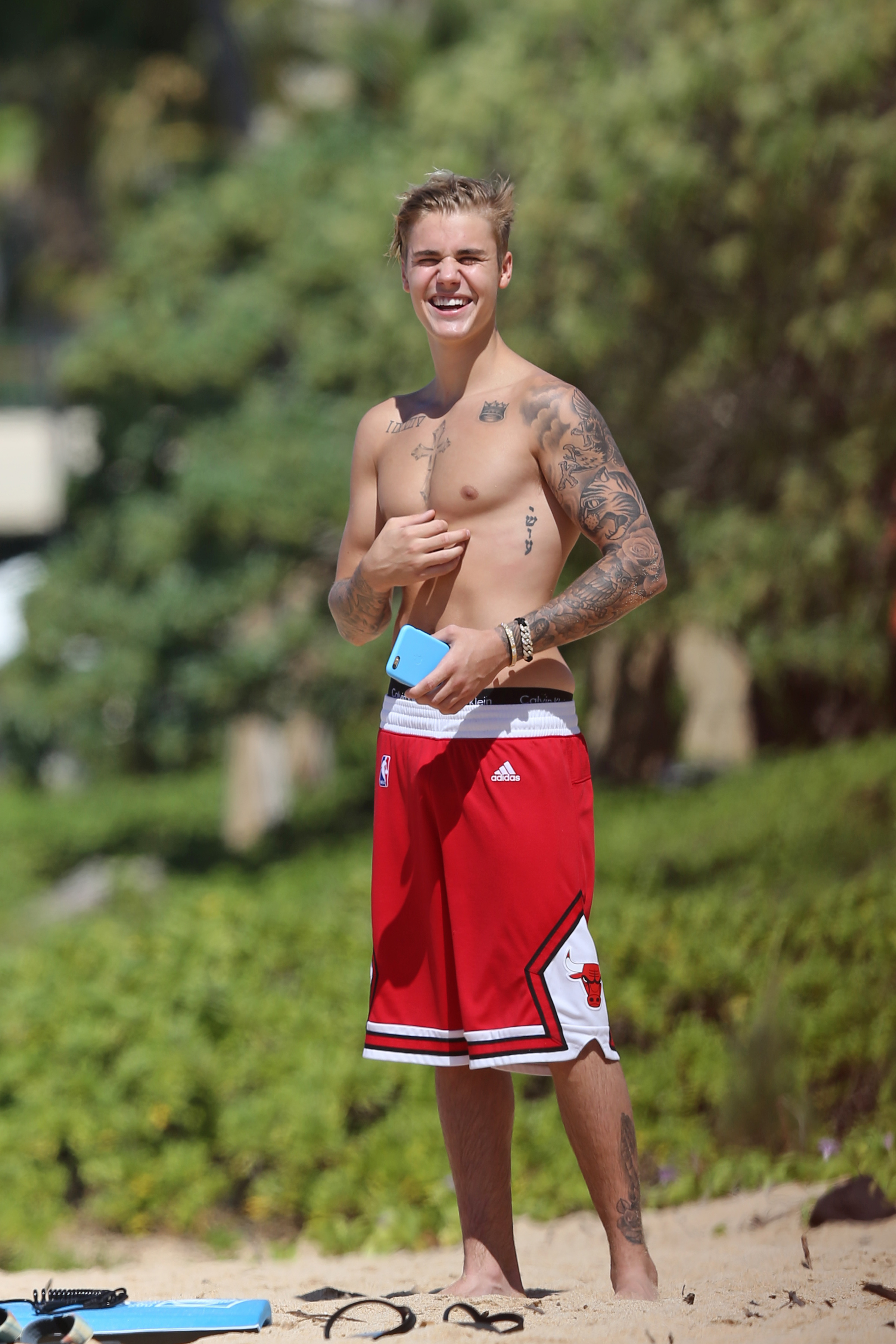 Justin Bieber Shows Off His Body On A Hawaiian Beach & Totally Loves