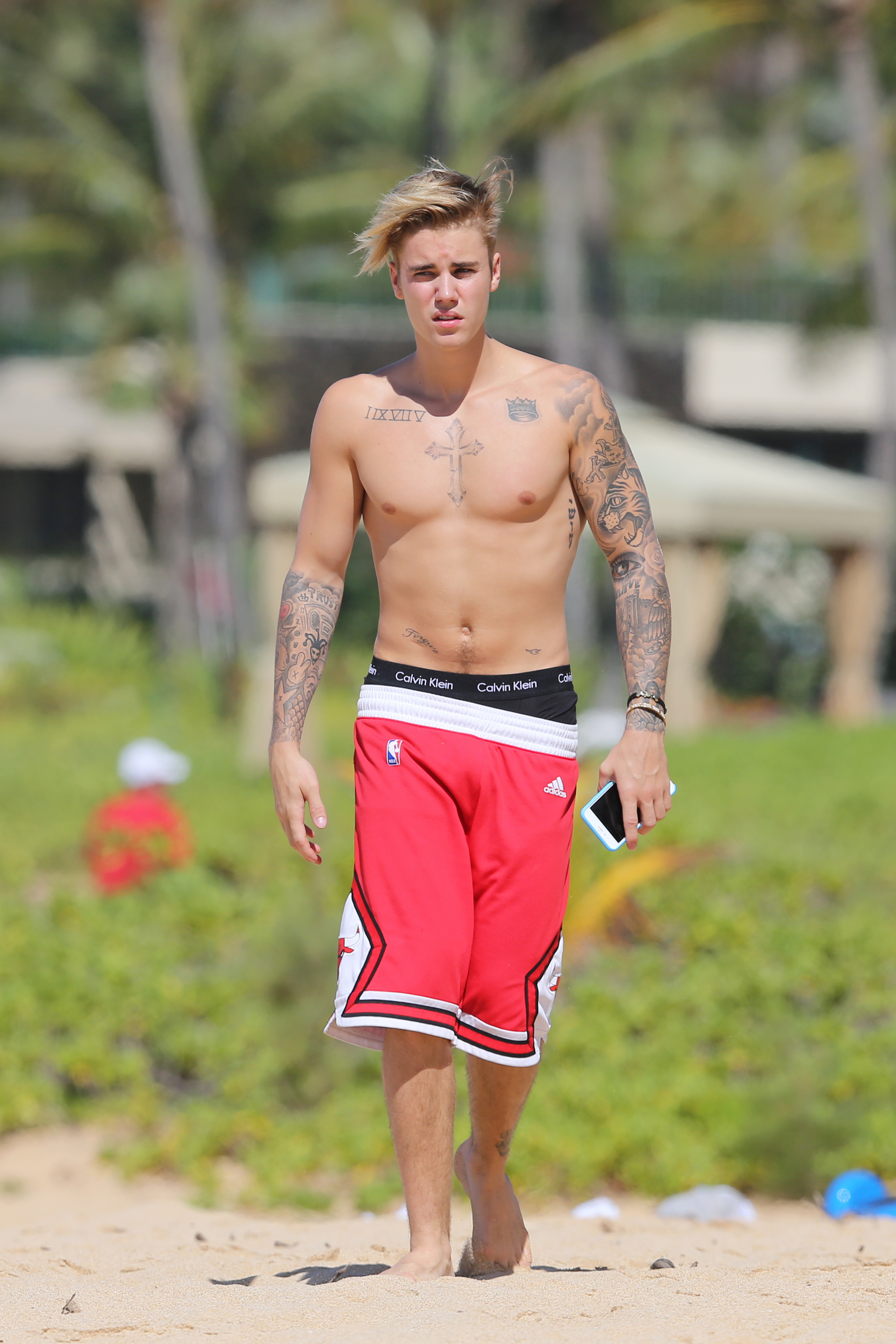 Justin Bieber Shows Off His Body On A Hawaiian Beach And Totally Loves His Selfie Game—photos