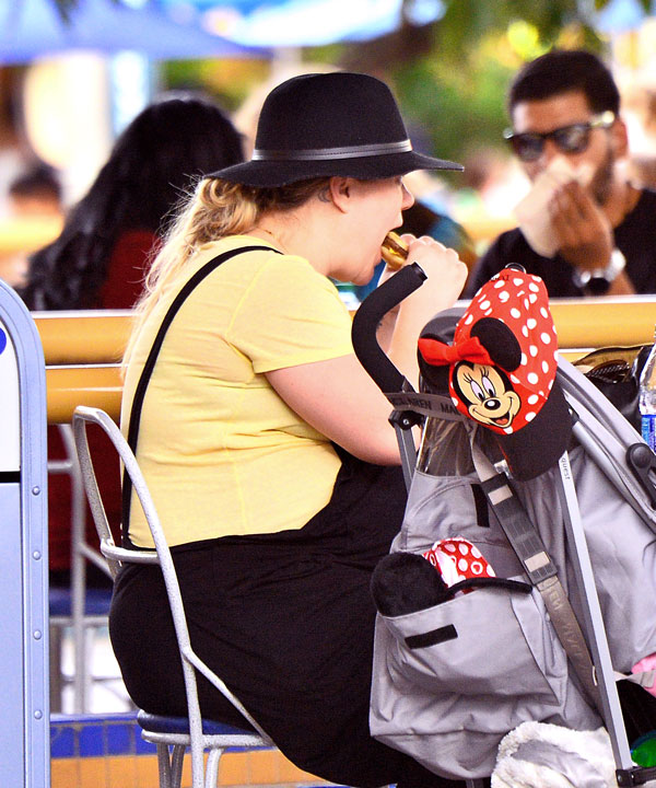 Kelly Clarkson Is That You Former ‘american Idol Singer Spotted At Disneyland Looking Like 0686