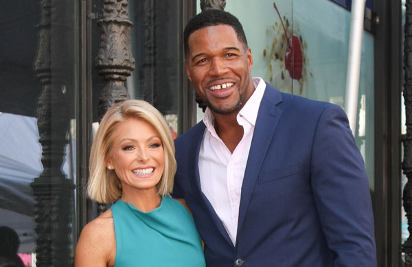 Kelly Ripa And Michael Strahan Celebrate Daytime Emmy Award 2016 Win Images And Photos Finder 