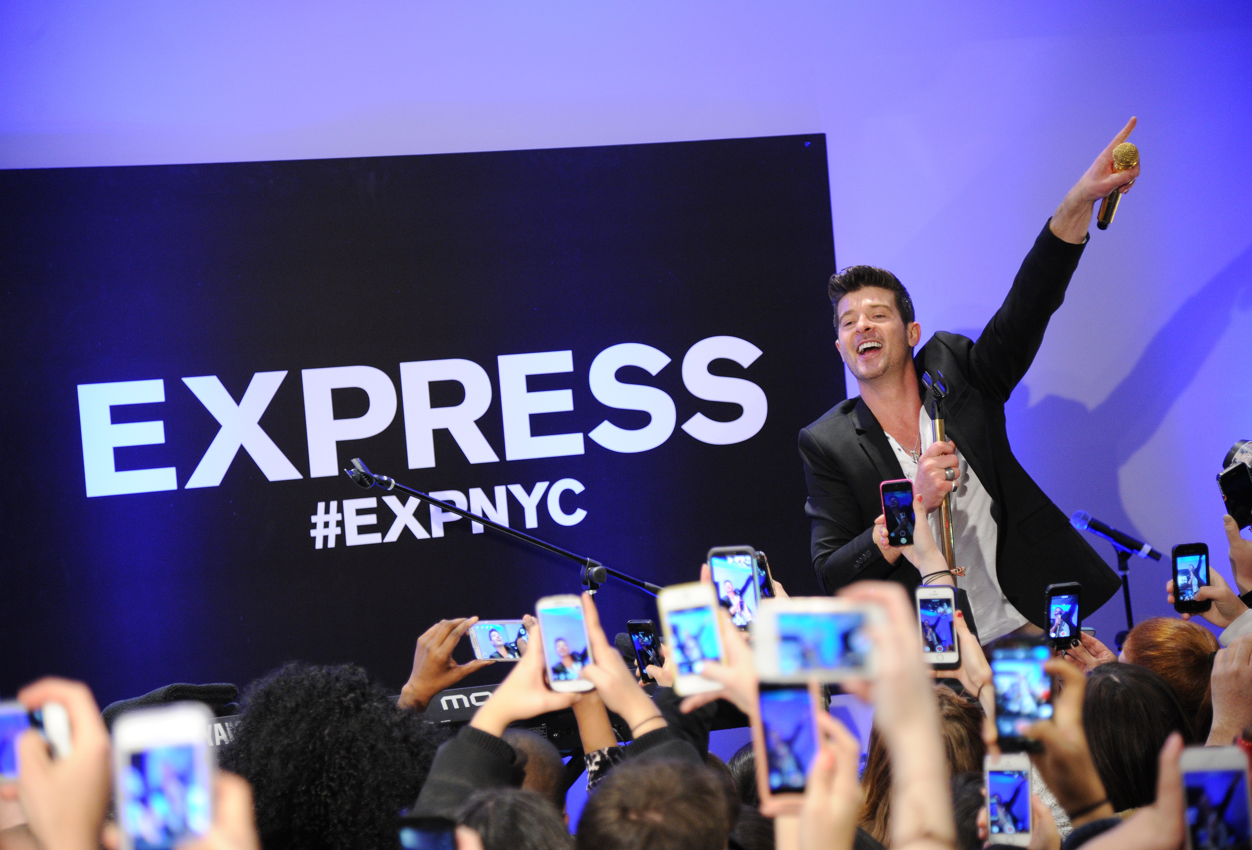 Robin Thicke kicked off the EXPRESS Times Square Grand Opening event with a live performance for crowds of customers on March 25, wearing the EXPRESS Photographer Suit and Henley Graphic Tee. The performance was broadcasted via live stream on the retailer’s 9,000 square foot billboards outside the store.  Following the performance, the Blurred Lines star even stopped to take selfies with a few lucky fans!