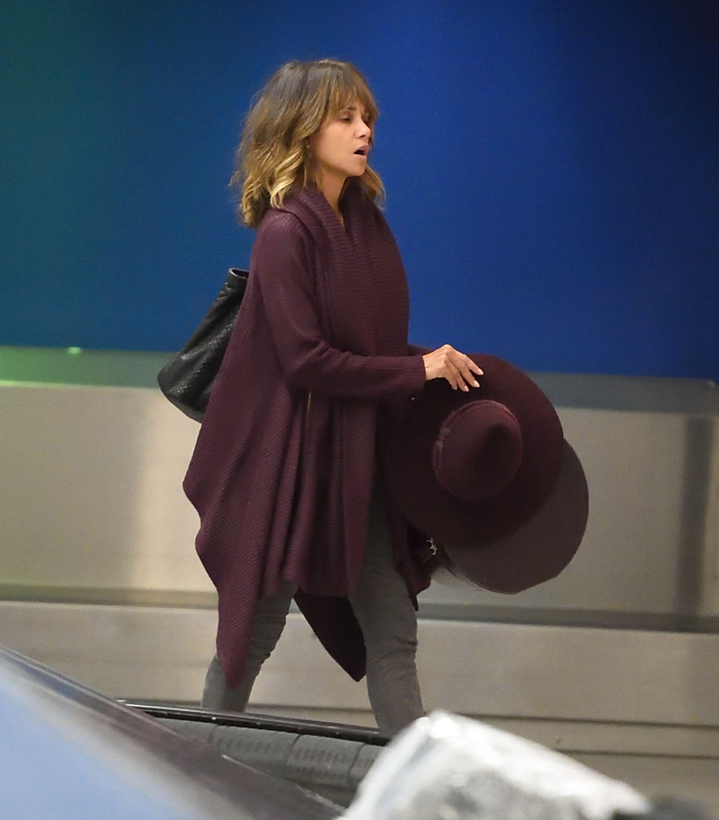 halle-berry-no-makeup-airport-8.jpg