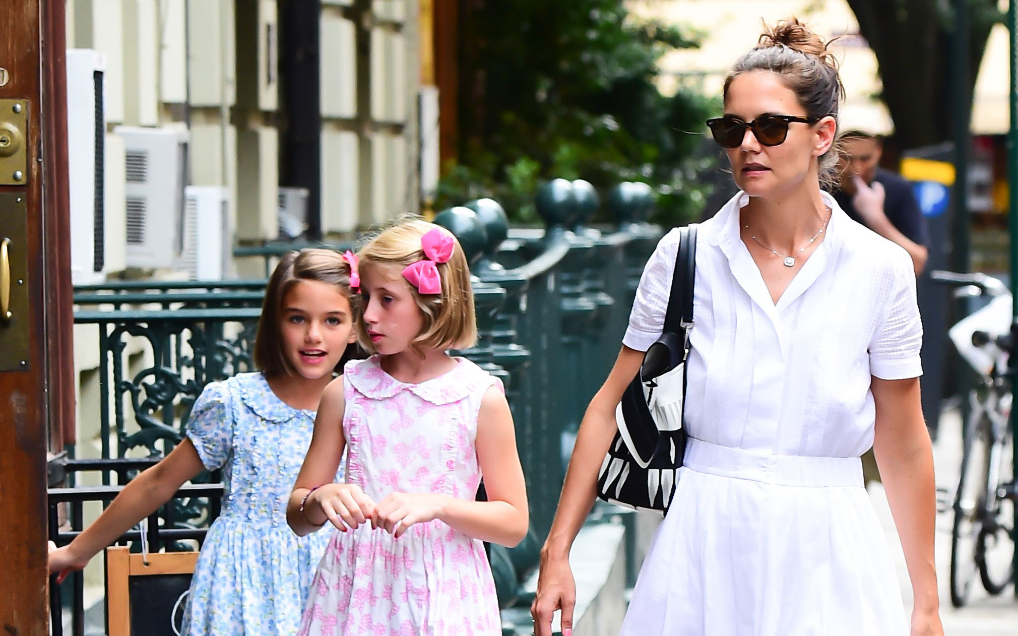 Katie Holmes And Suri Cruise Rescued By Taylor Swift S Team After Paparazzi Swarm Star Magazine