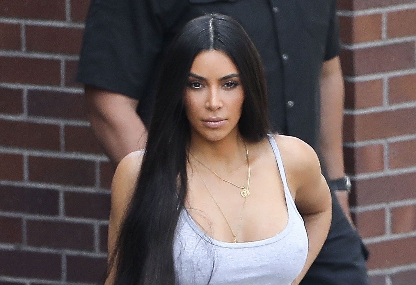 Video Braless Kim Kardashian Exposes Her Nipples In Skimpy Tank