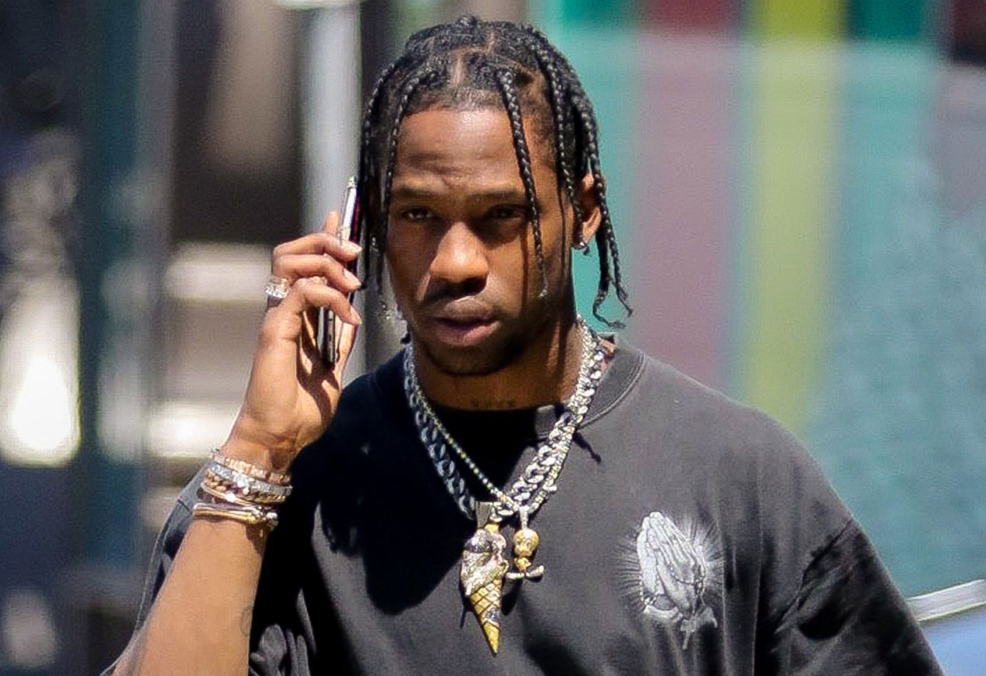 travis scott facial hair