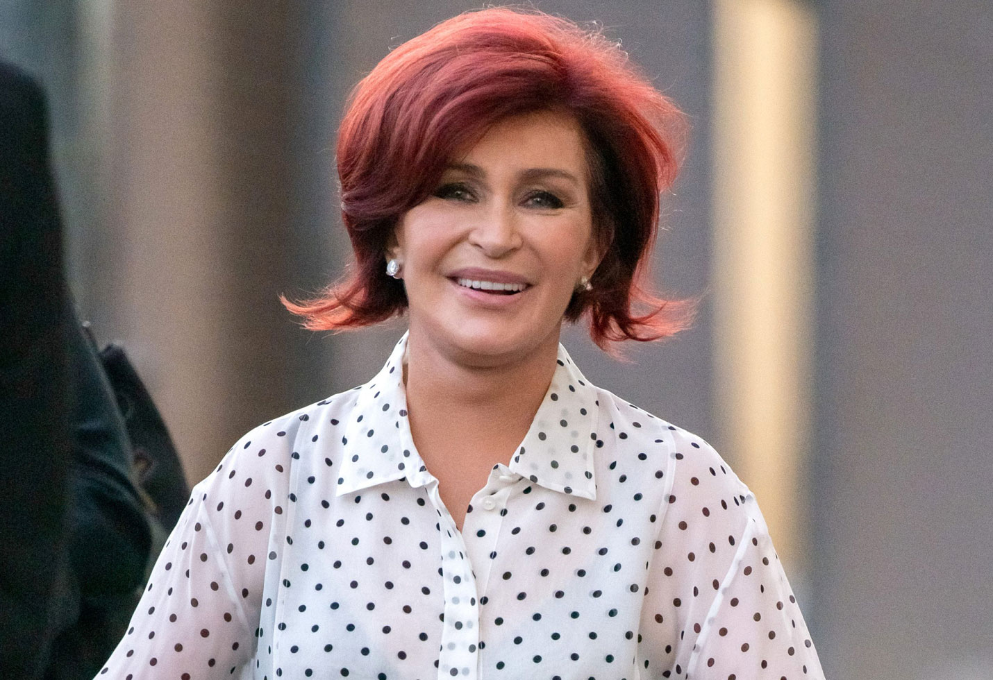 Sharon Osbourne Makes Fun Of Bad Facelifts After Her Surgery.